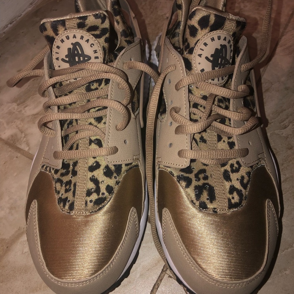 Pair of size 9 sneakers Nike huarache small scuff mark as shown on picture